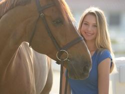 Gaya Unik Putri Cantik Steve Jobs Tenteng iPhone