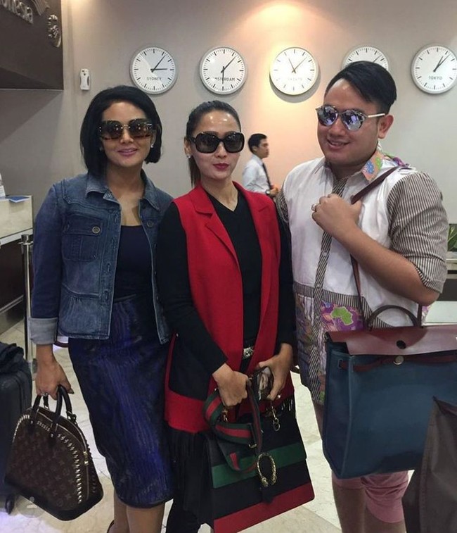 Jebolah Kontes Dangdut Indonesia, Nassar, yang kini telah sukses tampak membawa tas Hermes Herbag 39 cm yang harganya mencapai US$ 2.250 atau sekitar Rp 30 juta. Foto: Instagram