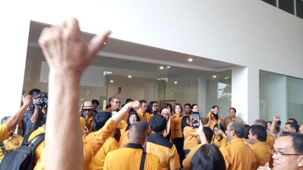 Massa Hanura 'Ambhara' berkumpul di Bambu Apus.