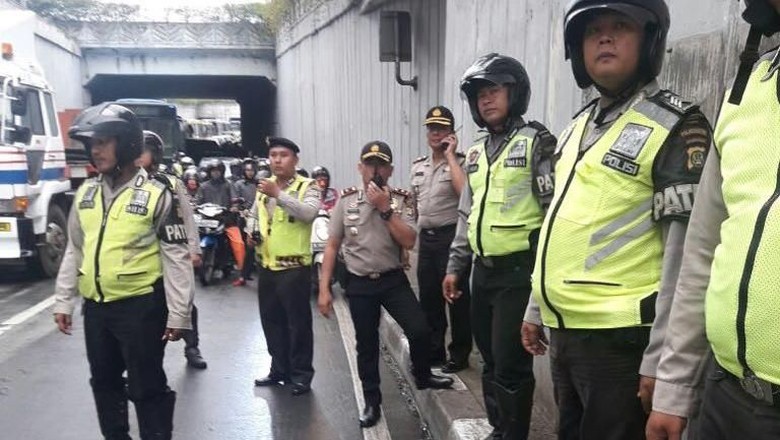 Petugas Kesulitan Evakuasi Crane yang Mogok di Underpass Senen Petugas Kesulitan Evakuasi Crane yang Mogok di Underpass Senen
