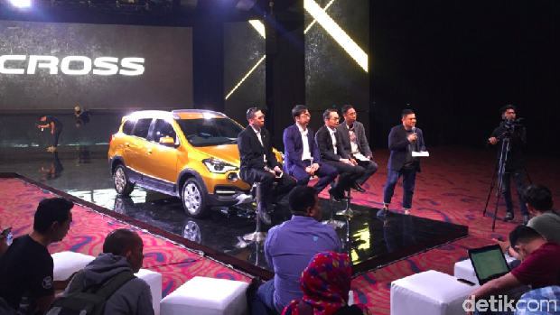 Nobuyuki Kawai dan tim Datsun lainnya menjelaskan lebih detail produk Datsun CROSS