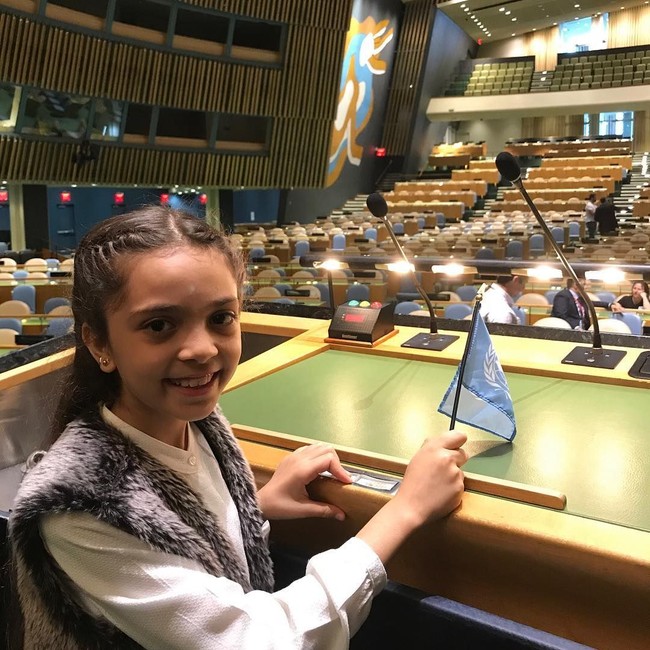 Ini adalah Bana al-Abed, pengungsi Suriah berusia tujuh tahun yang rumahnya hancur karena bom. Dia menjadi dikenal di dunia internasional setelah menuliskan serangkaian tweet tentang pengalamannya tinggal di Suriah yang berkonflik. Pada akhirnya Bana bisa hidup lebih baik dan mendapatkan kesempatan berkunjung ke markas PBB di New York. Foto: Reddit, Bright Side