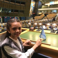 Ini adalah Bana al-Abed, pengungsi Suriah berusia tujuh tahun yang rumahnya hancur karena bom. Dia menjadi dikenal di dunia internasional setelah menuliskan serangkaian tweet tentang pengalamannya tinggal di Suriah yang berkonflik. Pada akhirnya Bana bisa hidup lebih baik dan mendapatkan kesempatan berkunjung ke markas PBB di New York. Foto: Reddit, Bright Side