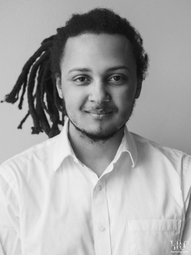 Pria dengan wajah unik bernama Dennis Adu ini keturunan campuran Ukraina, Rusia, dan Ghana. Foto: Dok. thenordar.com