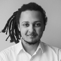 Pria dengan wajah unik bernama Dennis Adu ini keturunan campuran Ukraina, Rusia, dan Ghana. Foto: Dok. thenordar.com