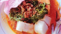 Kuah ketupat sayur yang diunggah @nunuchantique ini terlihat memiliki kuah berwarna kemerahan. Dipadu dengan sayur pakis, ketupat dan bawang gurih pasti bikin sarapan Anda makin lahap. Foto: Istimewa