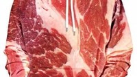 Ini hanya gambar, ya. Bukan daging sungguhan. Entah apa motivasi Rose Gal membuat hoodie dengan gambar daging sapi mentah ini.  Foto: Istimewa