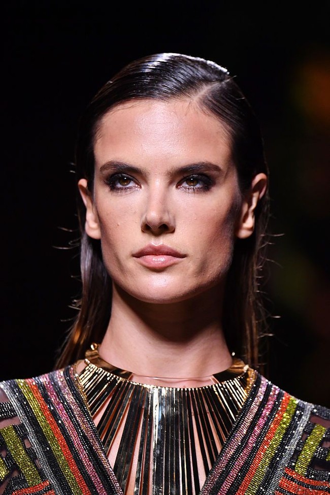  Alessandra Ambrosio di runway Balmain, Paris Fashion Week. Foto: Getty Images