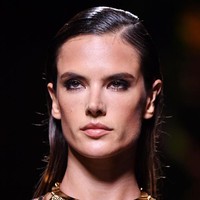  Alessandra Ambrosio di runway Balmain, Paris Fashion Week. Foto: Getty Images