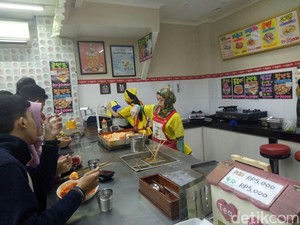 Usai Belanja di Supermarket Korea Ini Bisa Jajan Oden dan Tteok-bokki Hangat