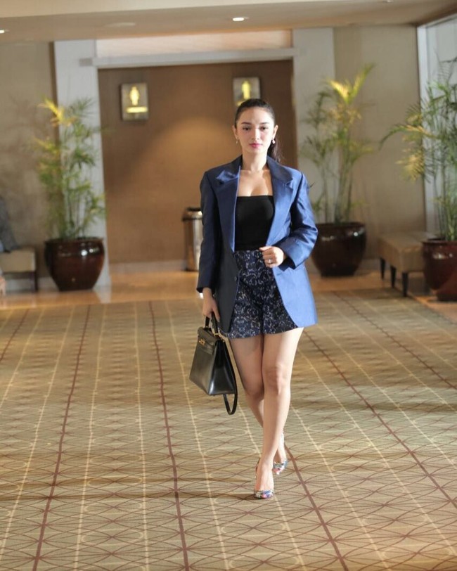 Zaskia Gotik yang terkenal sebagai pedangdut dengan goyangan itiknya terlihat bergaya meneteng tas Hermes Kelly Gold Hardware 32 cm berwarna hitam seharga US$ 18.500 atau sekitar Rp 247 juta. Foto: Instagram