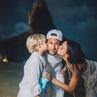 Bruna Marquezine juga dekat dengan anak Neymar Jr. dari hubungan sebelumnya. Sebuah potret keluarga yang bahagia. (Foto: Instagram/Bruna Marquazine)