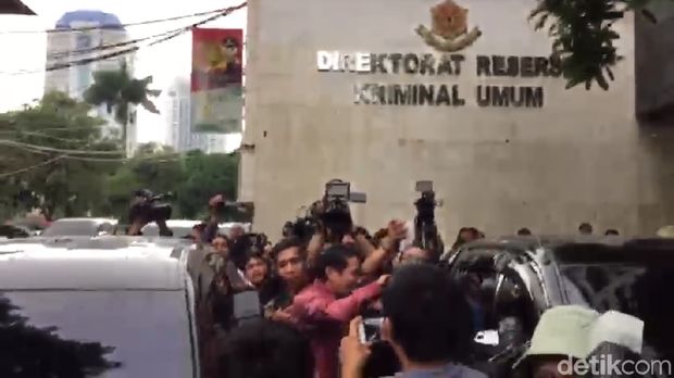 Sandiaga saat menjewer Danang di Polda Metro Jaya