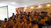 Hanura pecah setelah sejumlah pengurus Hanura yang digawangi Sekjen Sarifuddin Sudding memecat Oesman Sapta Odang dari posisinya sebagai Ketum. OSO balik memecat Sudding dan menganggap keputusan itu ilegal.