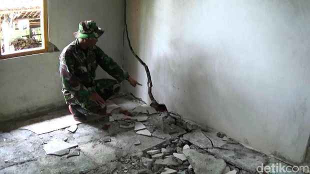 Penampakan kerusakan rumah warga akibat tanah bergerak di Purworejo.
