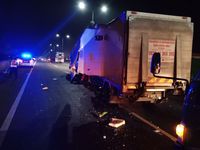 Kecelakaan mobil boks di KM 37 Tol Jatiwarna arah Cikunir