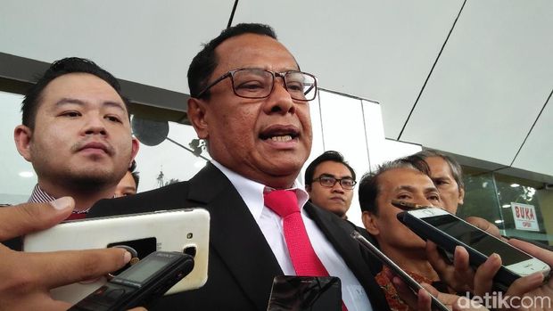  Kuasa hukum Fredrich Yunadi, Sapriyanto Refa usai mendaftarkan praperadilan di PN Jaksel, Kamis (18/1/2018)