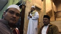 Sebelum pemeriksaan, Ustaz Zulkifli Muhammad Ali lebih dahulu menunaikan salat zuhur berjamaah di Masjid Al Makmur Tanah Abang Jakarta Pusat. Dia didampingi oleh Ustaz Slamet Maarif dan Novel Bamukmin (Foto: Dok. Istimewa)