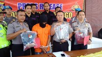 Tersangka, AS (43) mengaku sudah menjalin hubungan dengan korban selama 5 tahun. (Foto: Ristu Hanafi/detikcom)