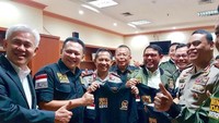 Bamsoet juga menggunggah fotonya ketika bekerja seperti saat dia masih menjabat sebagai Ketua Komisi III. Ini pose Bamsoet ketika menyerahkan kemeja Bring Back Justice ke Kapolri.