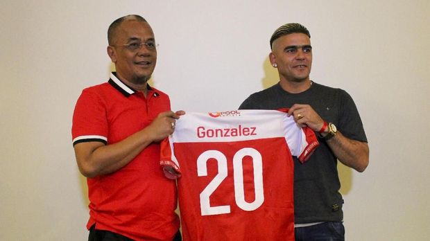 Cristian Gonzales akan bagi-bagi angpau ketika Hari Raya Idul Fitri 2018.