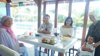 Bersama dengan keluarga, Titi Kamal sedang berlibur di Bali sambil mencicip makanan enak. Foto: Instagram titi_kamall