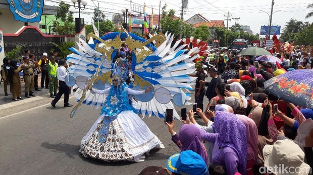 Kirab budaya peringatan HUT ke-340 Brebes di Pantura siang ini. 