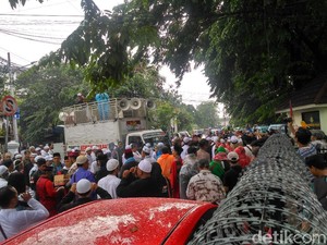 Ustaz Zulkifli Diperiksa Bareskrim, Massa 212 Terus Berdatangan