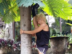 Rahasia Awet Muda Vicky Burky: Positive Thinking hingga Terapi Urine