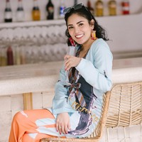 Anting unik andalan Nindy saat di Bali tak hanya itu. Ia juga sempat memakai anting berbentuk bungkusan Beng Beng. (Foto: Instagram/Nindy Ayunda)