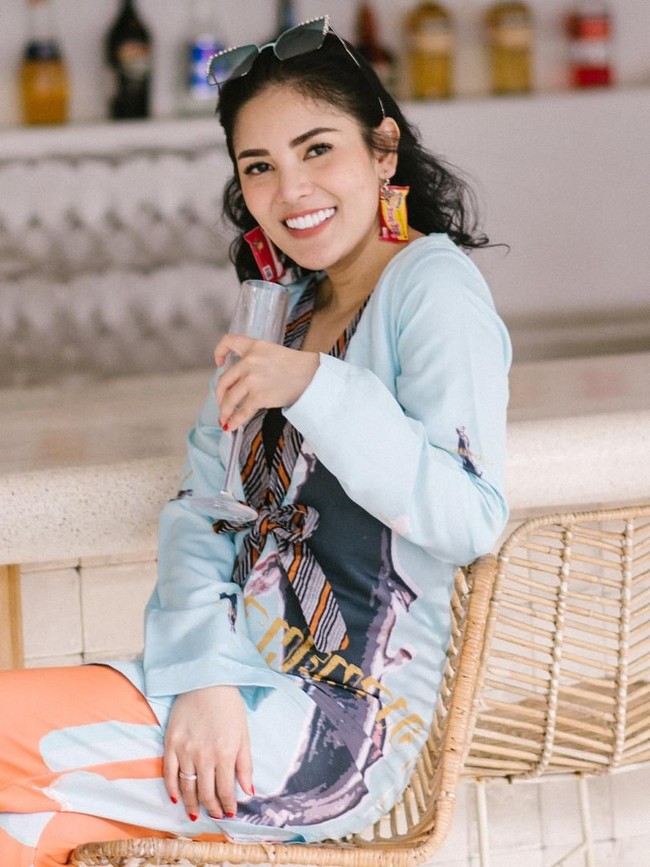 Anting unik andalan Nindy saat di Bali tak hanya itu. Ia juga sempat memakai anting berbentuk bungkusan Beng Beng. (Foto: Instagram/Nindy Ayunda)