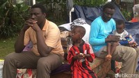 Para pencari suaka ini mendapat bantuan berupa makanan dan pakaian dari orang-orang atau pengendara yang lewat dan iba.
