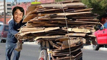 Foto eksklusif Shigeru Miyamoto setelah memilah langsung kardus terbaik untuk Nintendo Labo. (Foto: Twitter)