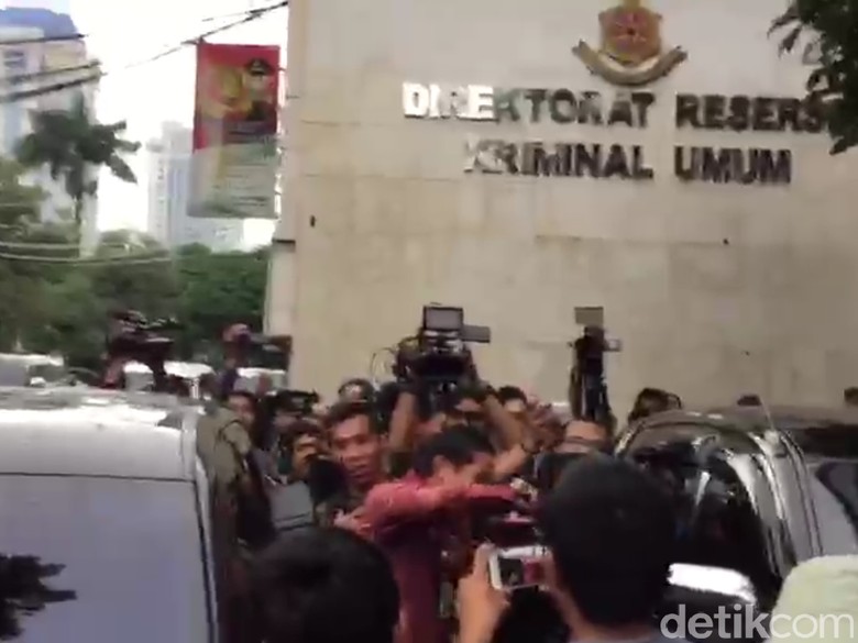 Sandiaga Jewer Kuping Ajudan Gara-gara Salah Mobil Sandiaga Jewer Kuping Ajudan Gara-gara Salah Mobil