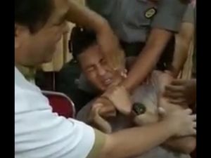 Foto: Ekspresi Kocak Polisi yang Menjerit Takut Disuntik