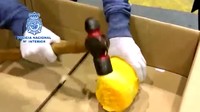 Kokain disembunyikan di dalam nanas dengan memakai lilin yang mengeras.  (Foto: Dok. Interior Ministry Handout via Reuters)