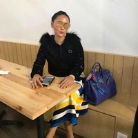 Berada di bandara, Inul tampak berpose ke kamera ditemani tas Hermes Birkin miliknya yang harganya mencapai Rp 400 juta. Foto: Instagram