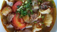 Kalau ada di Tangerang segera merapat ke gerobak soto mie di sisi pasar. Kaldunya berlimpah dan isiannya bisa dipilih. @hendraiw81 sudah buktikan lezatnya soto mie ini.Foto: Istimewa