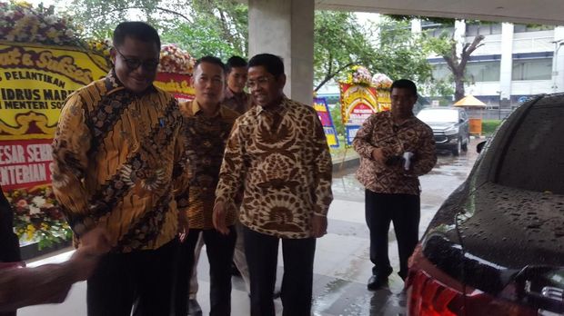 Jelang Sertijab, Mensos Idrus Marham Datang ke Kantor Barunya