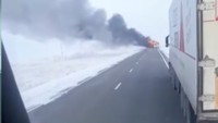 Tidak jelas ke arah mana bus tersebut melaju. Namun rute tersebut banyak digunakan untuk mengantarkan para pekerja migran Uzbekistan ke dan dari Rusia, di mana mereka sering bekerja di lokasi-lokasi pembangunan. (Foto: Dok. Instagram askar_aktileu via RT)