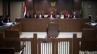 Suap itu diberikan oleh Komisaris PT Adhiguna Keruktama (AGK) Adi Putra Kurniawan yang telah disidang sebelumnya. Duit itu berkaitan dengan proyek pekerjaan pengerukan alur Pelabuhan Pulang Pisau Kalimantan Tengah tahun 2016 dan pekerjaan pengerukan alur pelayaran Pelabuhan Samarinda Kalimantan Timur tahun 2016. Selain itu, ada sejumlah proyek lainnya yang berkaitan dengan suap tersebut.