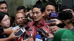 Lambaian Tangan Sandi Uno Usai Diperiksa Polisi