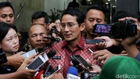 Dia hanya tersenyum ketika diberondong sejumlah pertanyaan oleh wartawan.