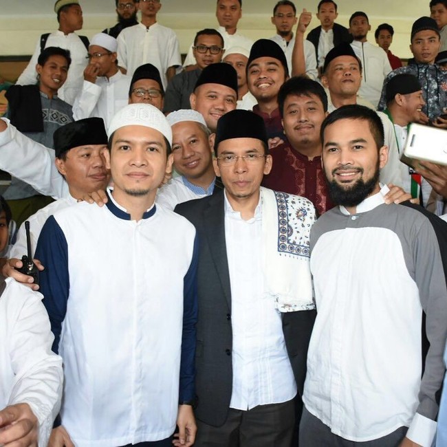 Teuku Wisnu dan Dimas Seto juga berfoto dengan jamaah pengajian lainnya. Foto: Instagram