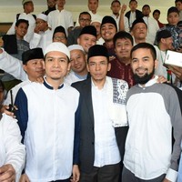 Teuku Wisnu dan Dimas Seto juga berfoto dengan jamaah pengajian lainnya. Foto: Instagram