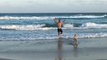 Foto: Begini Jadinya Kalau Chris Hemsworth Surfing