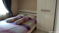 Di sebelah kamar mandi ada kamar anak. Kamar anak ukurannya sedikit lebih besar dari kamar mandi. Di dalamnya cukup untuk meletakkan 1 kasur berukuran kecil. Selanjutnya ada kamar tidur orang dewasa. Ukuran kasur kapasitas 2 orang agaknya pas-pasan mengisi ruangan tersebut. Namun masih bisa disisipi lemari pakaian 1 pintu serta televisi yang menempel di dinding.
