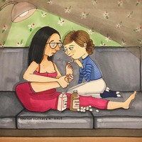 Saling membantu termasuk dalam urusan kecantikan, seperti membantu sahabat mencat kukunya. Foto: Instagram