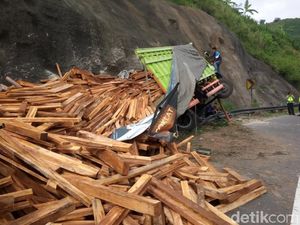 Truk Bermuatan Balok Terguling di Nagreg