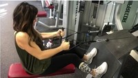 Olahraga di gym dilakukan wanita asal Utah ini di sela-sela mengurus ketujuh anaknya. Ia melakukannya 2-3 kali dalam sepekan, saat anak-anaknya berangkat sekolah. (Foto: Instagram/jessicaenslow)
